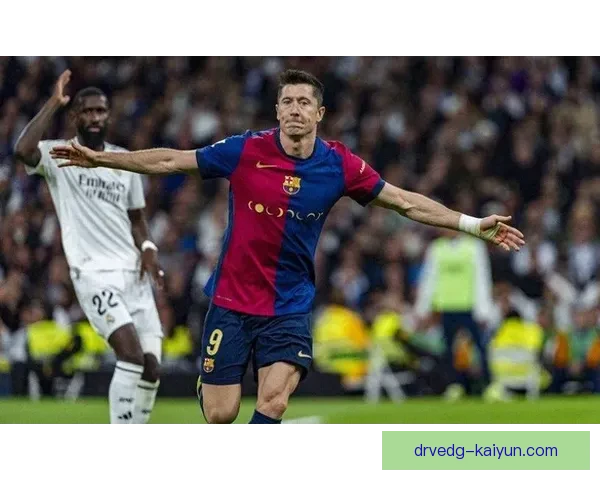 莱万多夫斯基在巴萨表现稳健，逐渐巩固传奇地位