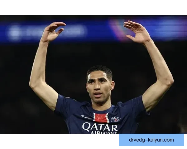 阿什拉夫在恩里克战术体系中发挥核心作用，状态持续提升备受瞩目